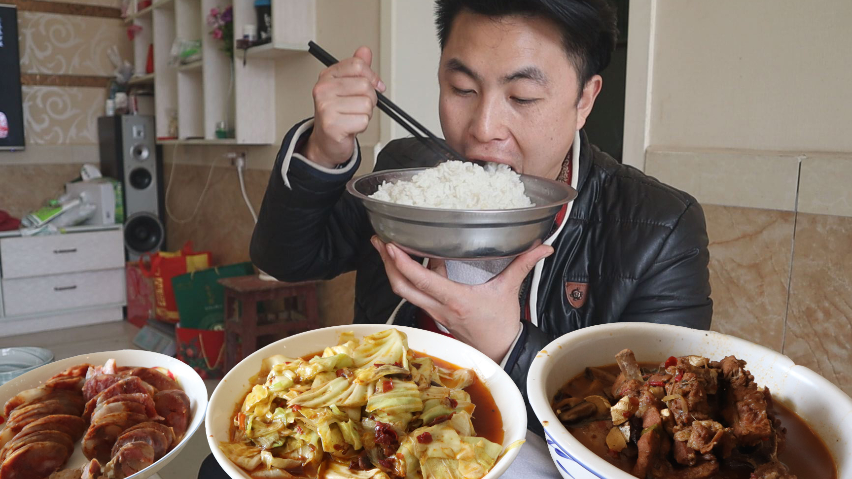 给枇杷梳完果,回来做了红烧排骨和香肠,用红烧汤拌饭,越吃越香